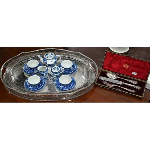 102 - A miniature china Willow pattern tea service for four, to/w two epns oval trays and a cased epns Chr... 