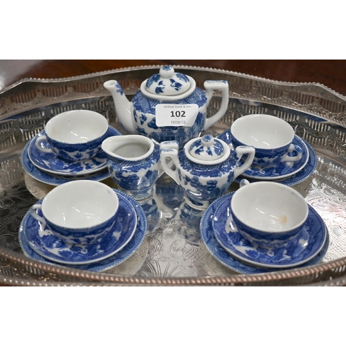 102 - A miniature china Willow pattern tea service for four, to/w two epns oval trays and a cased epns Chr... 