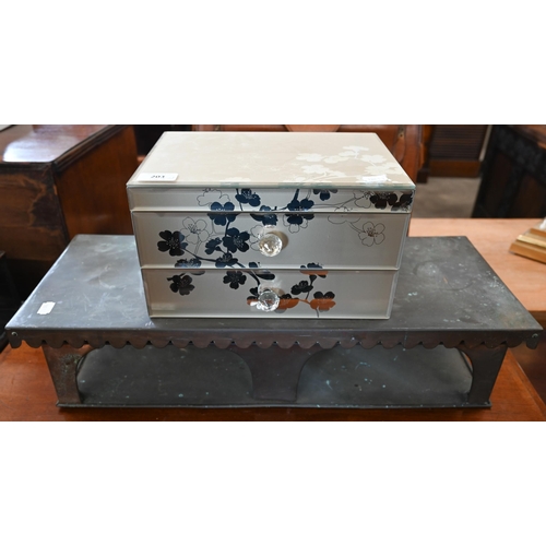 203 - A mirrored jewellery casket with hinged top and lower draer, 28 cm to/w a copper hot-plate (2)