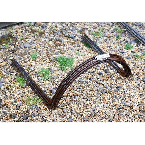 32 - Ten weathered steel curved garden frames, 51 x 55 cm (10)