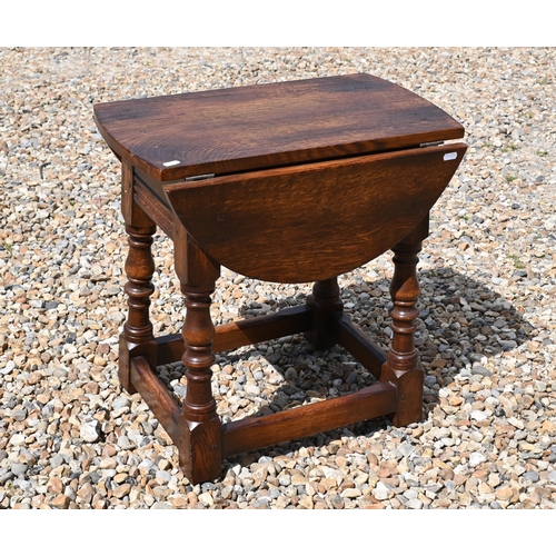 554 - A small oak drop leaf side table with jointed frame