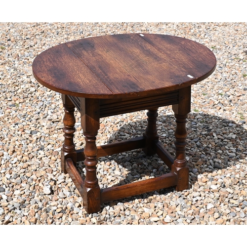 554 - A small oak drop leaf side table with jointed frame