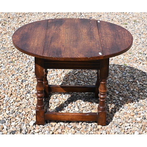 554 - A small oak drop leaf side table with jointed frame