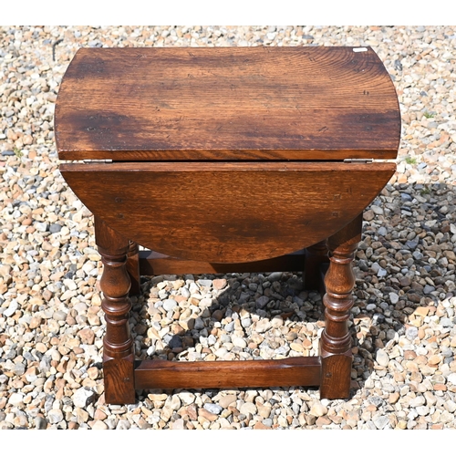 554 - A small oak drop leaf side table with jointed frame