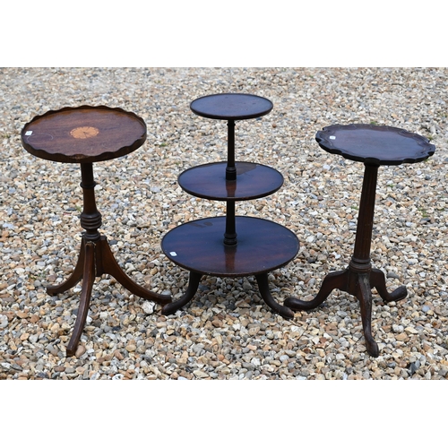 556 - A mahogany three tier afternoon tea stand, 58 cm high to/w two tripod wine tables (a/f) (3)