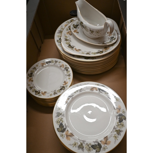 89 - Royal Doulton 'Larchmont' extensive dinner service comprising: 12 dinner plates, 16 dessert plates, ... 