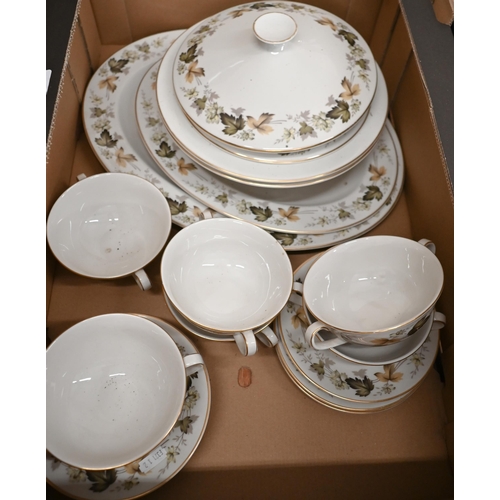 89 - Royal Doulton 'Larchmont' extensive dinner service comprising: 12 dinner plates, 16 dessert plates, ... 