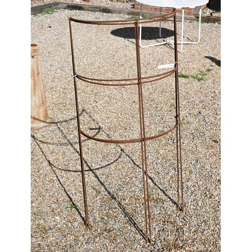 25A - A pair of weathered steel curved garden frames, 60 x 125 cm high (2)