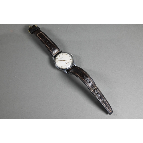 418 - A Vintage Longines gents wristwatch, the champagne dial with subsidiary seconds within a 32 mm dia. ... 