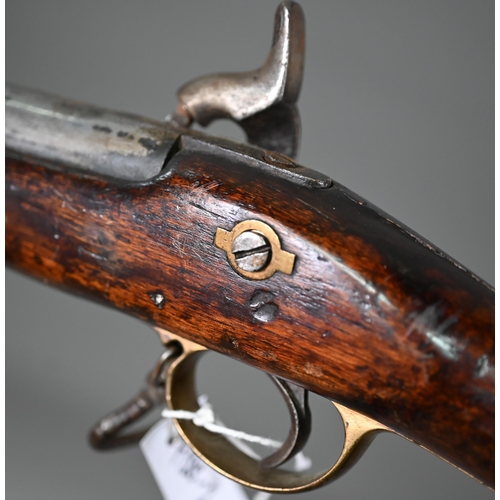 1129 - A Victorian 1856 pattern percussion musket with 84 cm barrel, three-quarter walnut stock with two ba... 