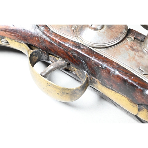 1130 - A replica Georgian flintlock pistol with 30 cm barrel, brass-mounted walnut fullstock (unnamed), 49 ... 