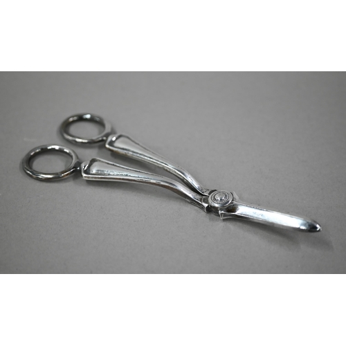 106 - An Edwardian pair of silver grape scissors, Atkin Brothers, Sheffield 1909, 3.5oz