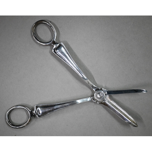 106 - An Edwardian pair of silver grape scissors, Atkin Brothers, Sheffield 1909, 3.5oz