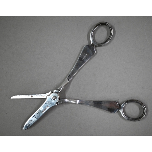 106 - An Edwardian pair of silver grape scissors, Atkin Brothers, Sheffield 1909, 3.5oz