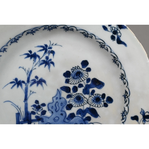 120 - An 18th century Qianlong Chinese blue and white export porcelain plate, circa 1770, decorated with b... 