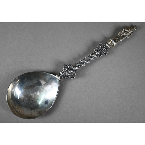 148 - A Victorian silver Apostle spoon, the finial cast as St. Peter, Sibray, Hall & Co, London 1886, ... 