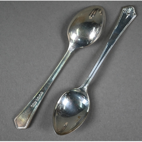 151 - A set of six silver teaspoons with tongs, James Dixon & Sons Ltd, Sheffield 1935, 3.1oz, to/w a ... 