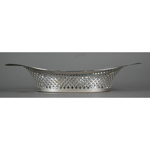 163 - An Edwardian pierced silver bread basket of elliptical form, Atkin Brothers, Sheffield 1907, 9.5oz, ... 