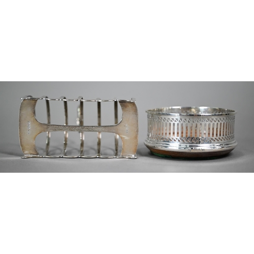 189 - A silver six-division toast rack, James Dixon & Sons Ltd, Sheffield 1918, 3.6oz, to/w a pair of ... 