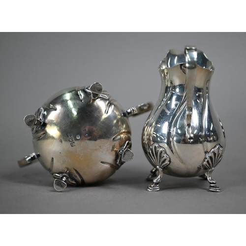 194 - A heavy quality Edwardian silver cream & sugar pair in the Georgian manner, with scroll handles,... 