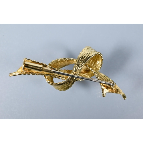 202 - A yellow metal brooch in the form of a loose-knotted ribbon, stamped 750, approx 5.2g 4 cm long