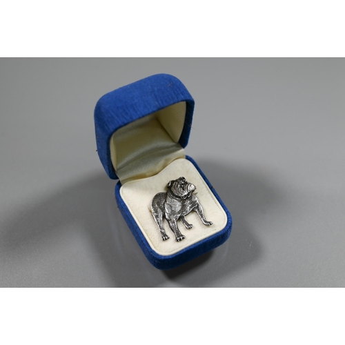 210 - A Sterling silver brooch cast in relief as a standing bulldog, 2.7 x 2.5 cm