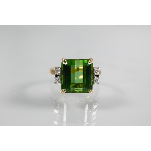 223 - A ring, the square cut green tourmaline with two diamonds to each shoulder, yellow and white metal s... 