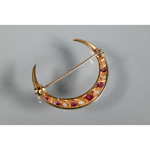 252 - An Edwardian 15ct yellow gold bar brooch with open scroll around knife edge bar to/w ruby and diamon... 