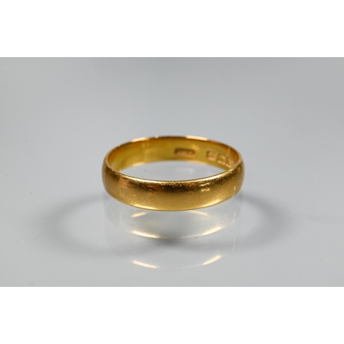 267 - A 22ct yellow gold wedding band, size O, approx 3.6g