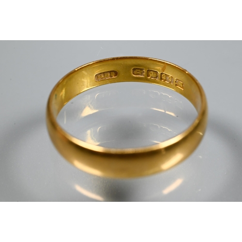 267 - A 22ct yellow gold wedding band, size O, approx 3.6g