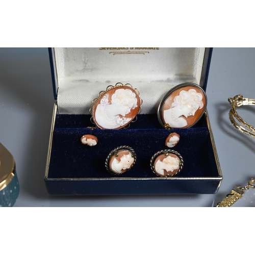 297 - Small collection of jewellery including oval shell cameo in 9ct mount, various gilt metal chains, co... 