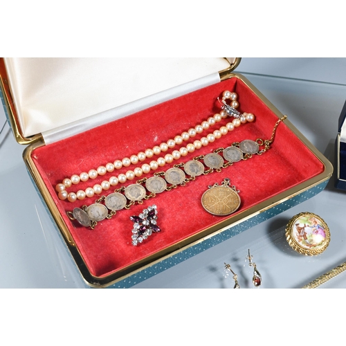 297 - Small collection of jewellery including oval shell cameo in 9ct mount, various gilt metal chains, co... 