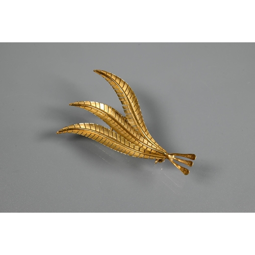 321 - A yellow metal brooch in the form of three stylised feathers, stamped 750, approx 5.4g