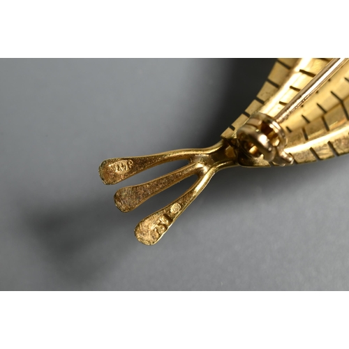 321 - A yellow metal brooch in the form of three stylised feathers, stamped 750, approx 5.4g