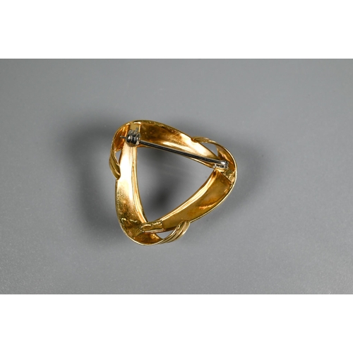 336 - A stylised triangular brooch, yellow metal stamped 18k, approx 4.3g and small piece of chain (2)