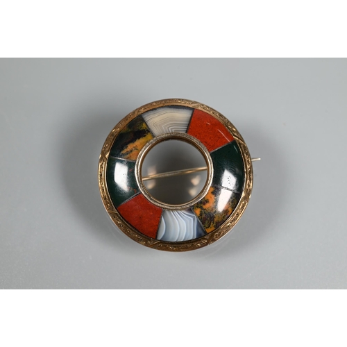 337 - A Scottish hardstone circular open brooch with agate specimens, yellow metal set, 3.2 cm diam to/w a... 