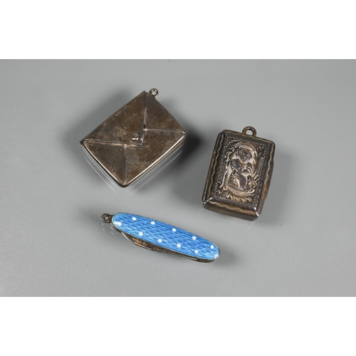 340 - A silver stamp case in the form of an envelope, Birmingham 1897; a silver vinaigrette, Birmingham, d... 