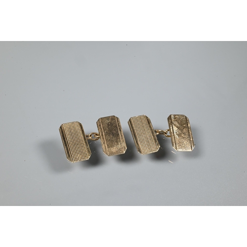 349 - A pair of 9ct yellow gold rectangular cufflinks with chain links and engine turned decoration, in fi... 