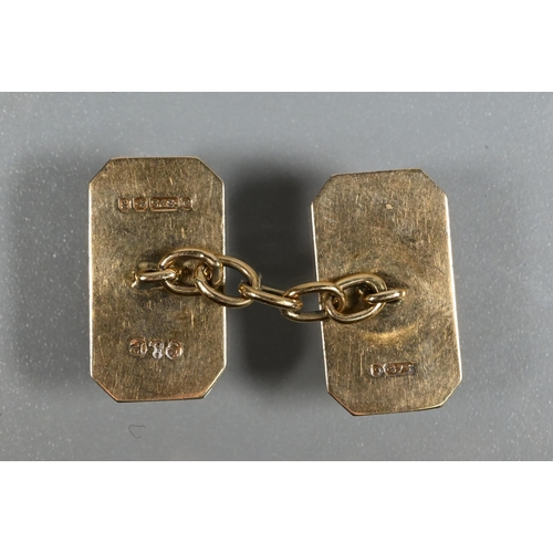 349 - A pair of 9ct yellow gold rectangular cufflinks with chain links and engine turned decoration, in fi... 