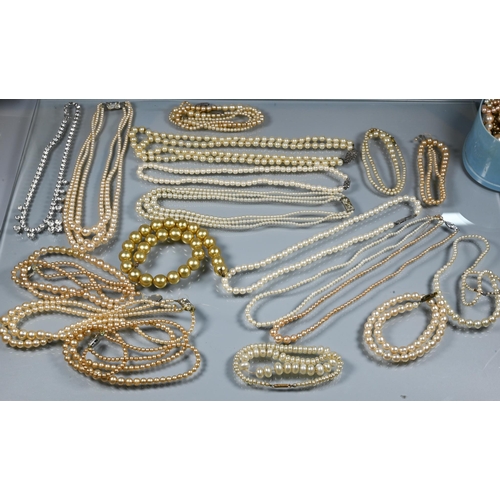 363 - A quantity of various pearls including cultured, simulated, various colours, lengths etc