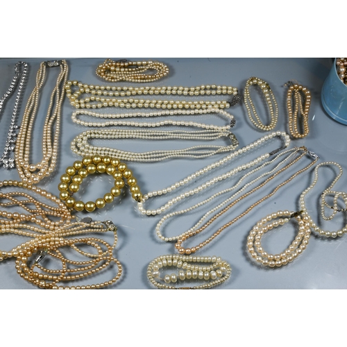 363 - A quantity of various pearls including cultured, simulated, various colours, lengths etc