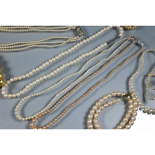 363 - A quantity of various pearls including cultured, simulated, various colours, lengths etc