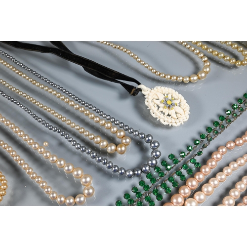 363 - A quantity of various pearls including cultured, simulated, various colours, lengths etc