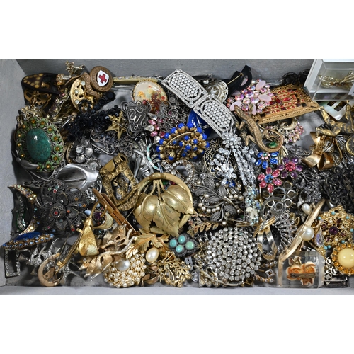 366 - Collection of interesting vintage brooches, clips, buckles including Austrian, enamel, paste set etc