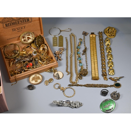 368 - A collection of vintage jewellery including gilt metal, beads, brooches, necklaces etc