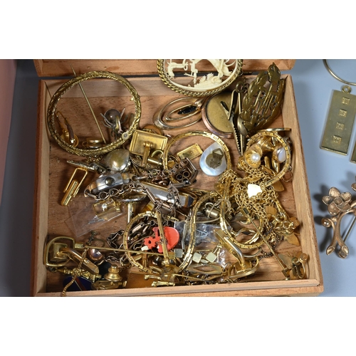 368 - A collection of vintage jewellery including gilt metal, beads, brooches, necklaces etc