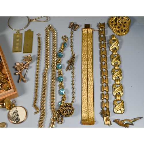 368 - A collection of vintage jewellery including gilt metal, beads, brooches, necklaces etc