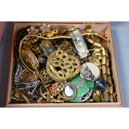 368 - A collection of vintage jewellery including gilt metal, beads, brooches, necklaces etc