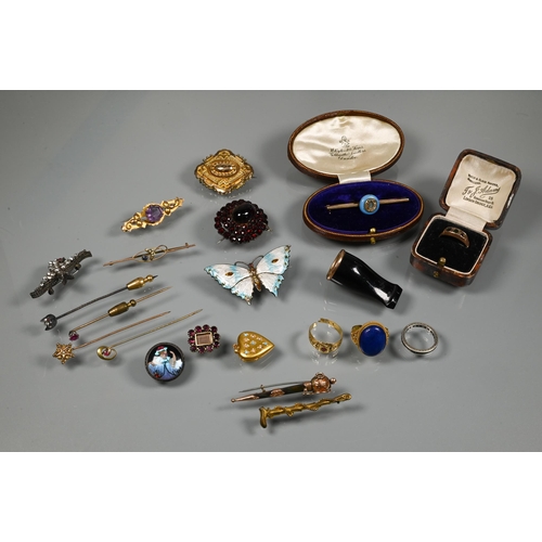 369 - A collection of antique jewellery including Victorian gold brooch with locket back, heart shaped pen... 