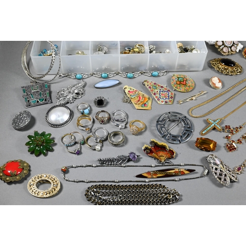 386 - Collection of various fashion and costume jewellery comprising bracelets, necklaces, paste-set rings... 